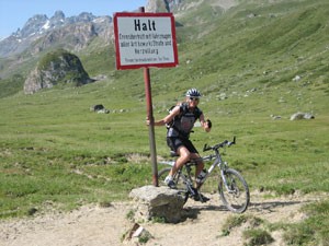 Nur Wenige stellen sich der grossen Herausforderung einer Alpenüberquerung. Foto: pixabay.com © strecosa (CC0 Public Domain)