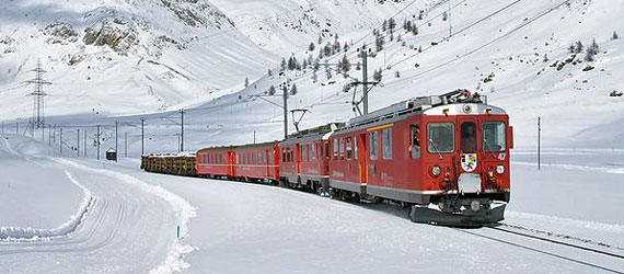 Die Berninabahn ist nur eine der zahlreichen Schweizer Themenrouten, die das Reisen per Zug in der Eidgenossenschaft so angenehm machen.